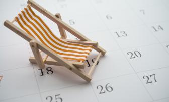 Modellliegestuhl auf Kalender